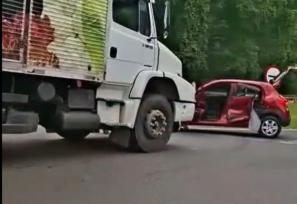 Dia de Caos na BR-116: Duas colisões, trânsito travado e a revolta de quem pede socorro em Guapimirim