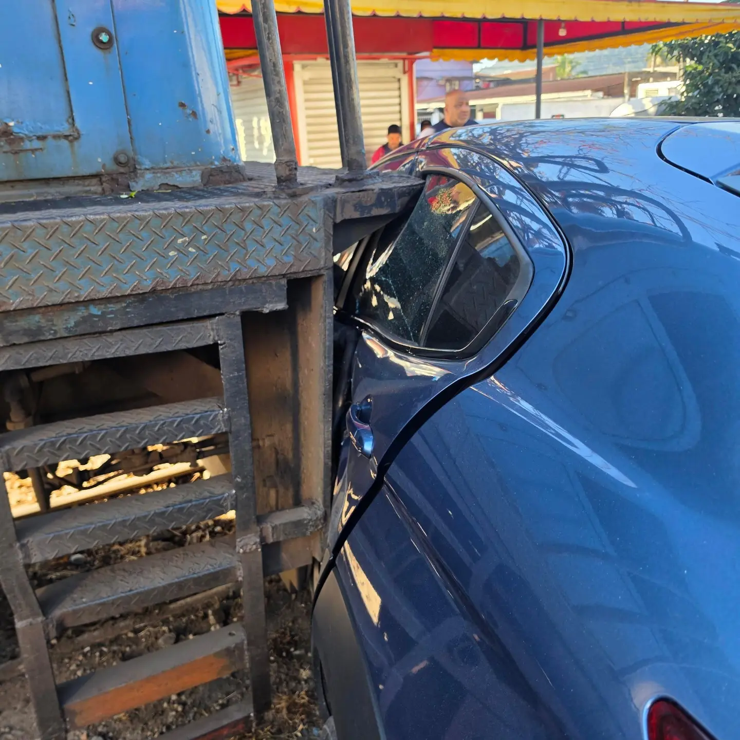 Carro atingido por trem na passagem de nível da Parada Modelo, em Guapimirim