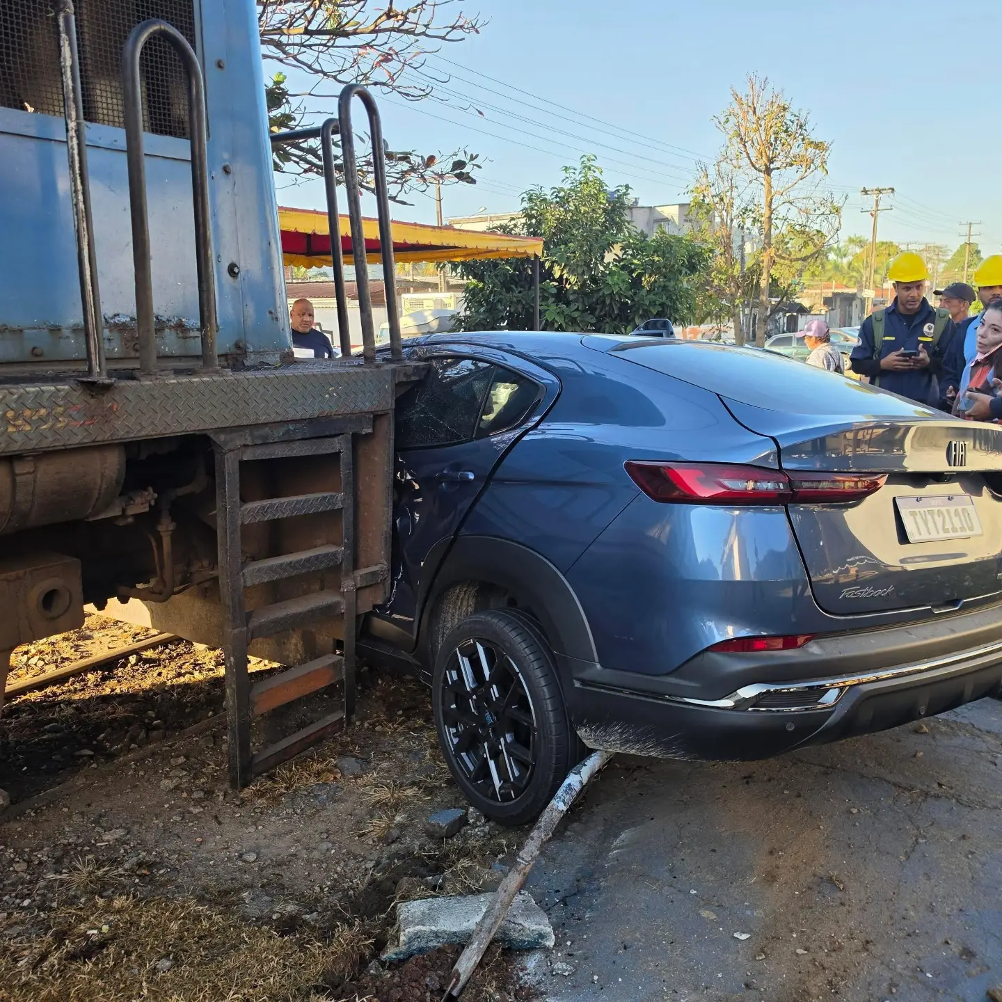 Carro é atingido por trem após invadir passagem de nível na Parada Modelo, em Guapimirim
