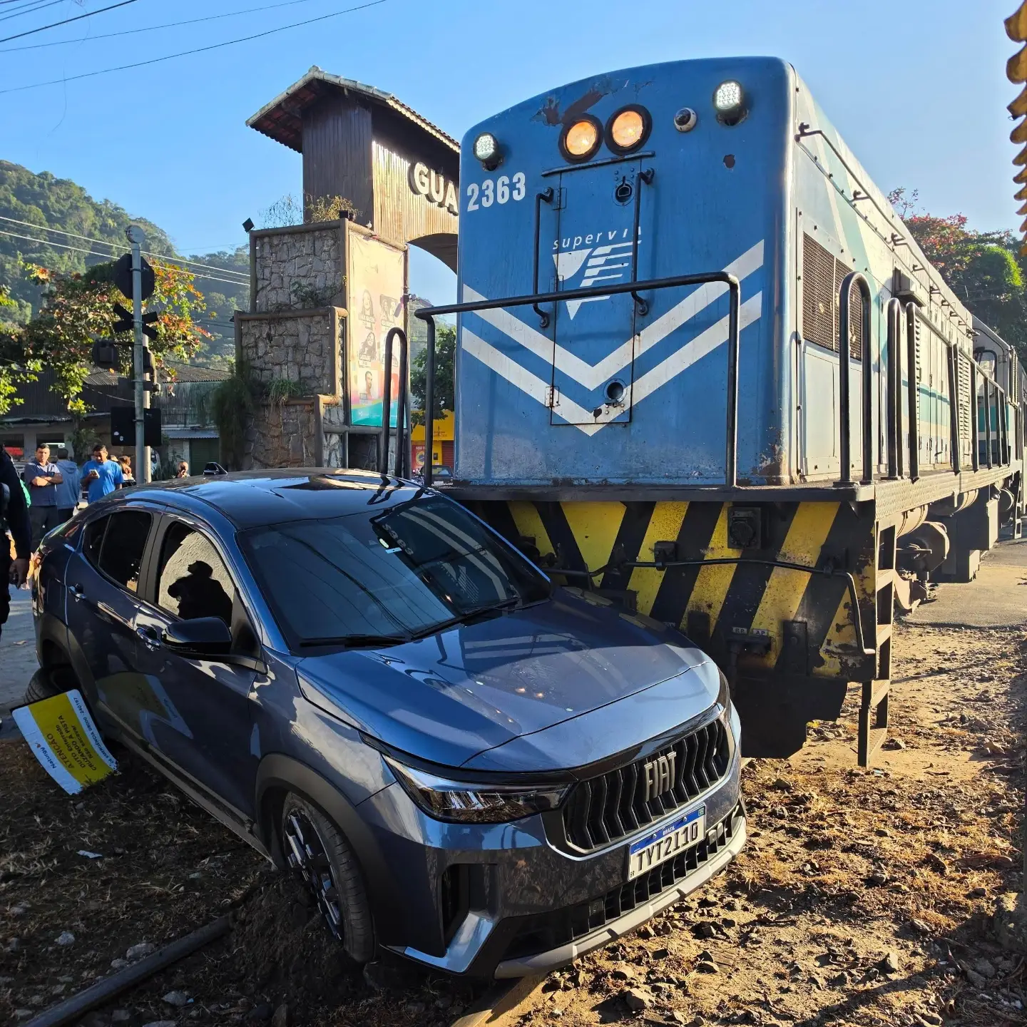 Outro ângulo do acidente entre carro e trem na Parada Modelo