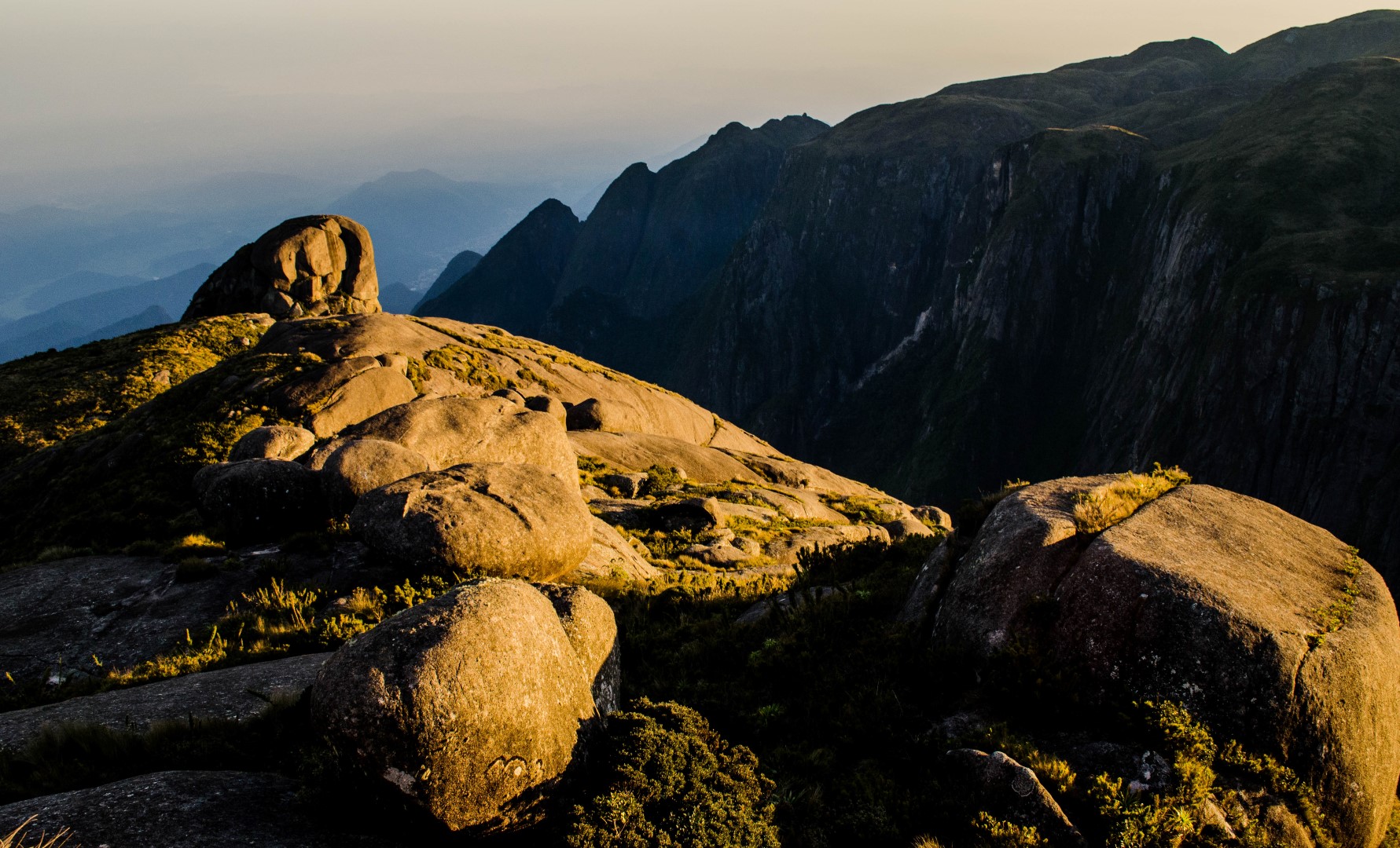 Paisagem panorâmica da Pedra do Sino no PARNASO