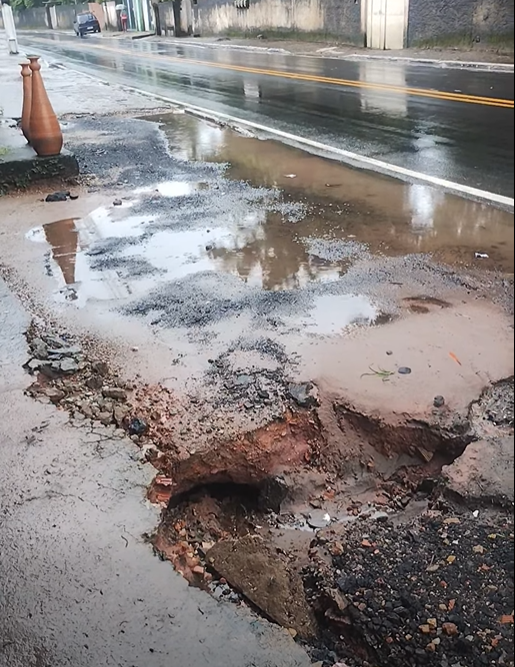 Comerciante denuncia calçada abandonada há um mês após obra da Prefeitura em Guapimirim