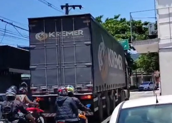 Caminhão da Kremer arrebenta fiação na Praça Niterói