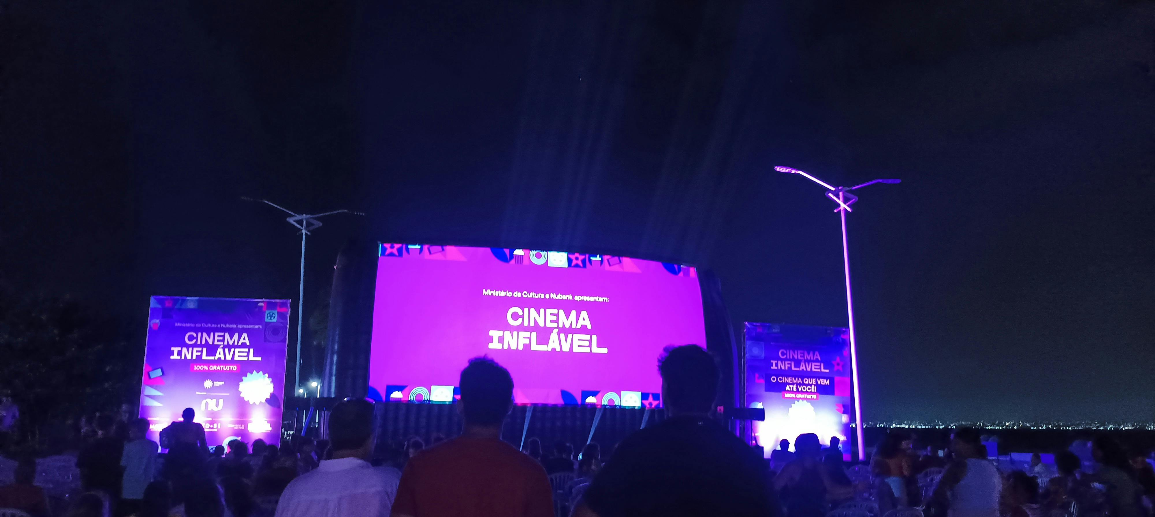 Cinema ao ar livre: Praça Paulo Terra recebe festival gratuito com tela gigante de 60m²