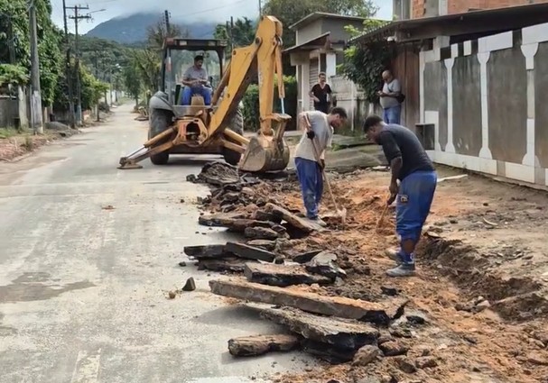 Chuva forte inunda casas no bairro Segredo e moradores apontam obras inacabadas como causa