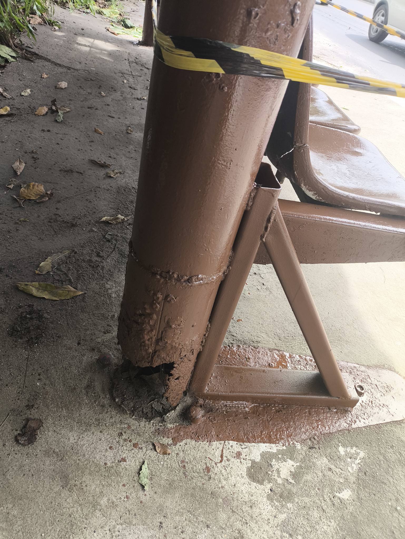 Ferrugem pintada por cima na estrutura do ponto