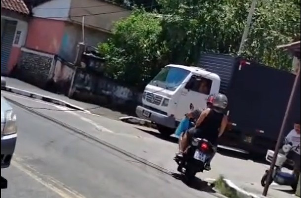 Fios de telefonia e internet arrebentados na rua