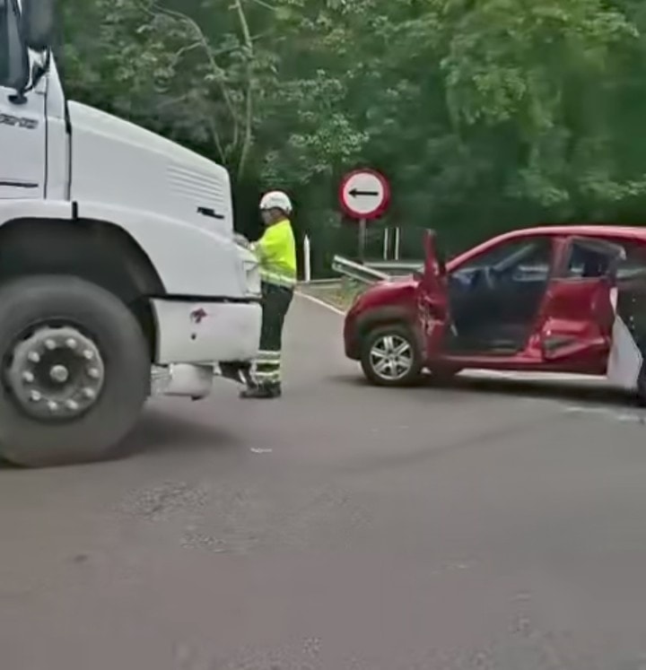 Renault Kwid danificado no retorno de Guapimirim