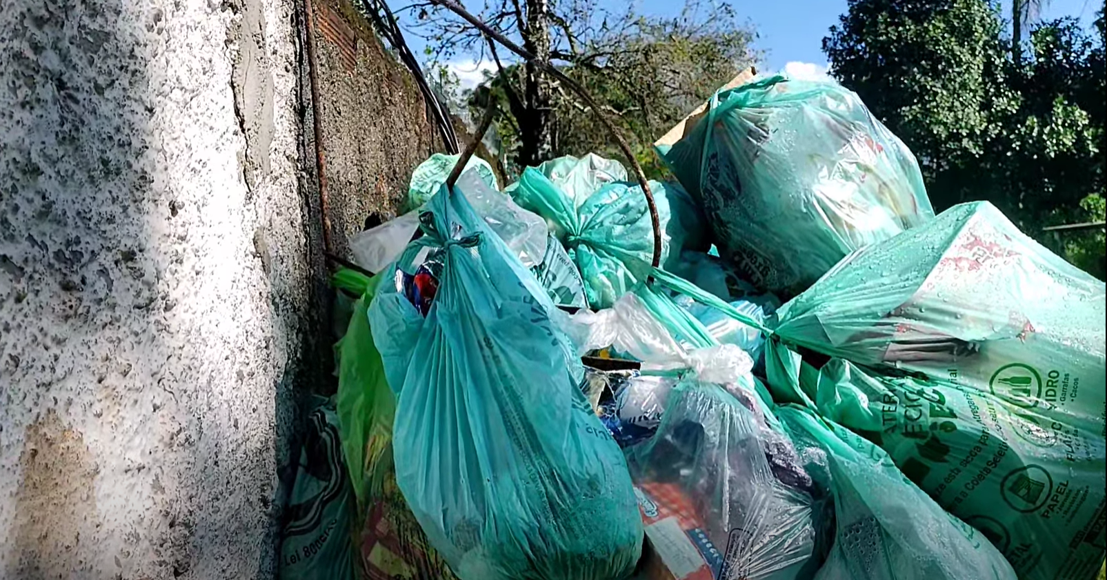 "Lixo desde antes do Carnaval": Morador do Sítio Taba Marajuara cobra coleta da Prefeitura