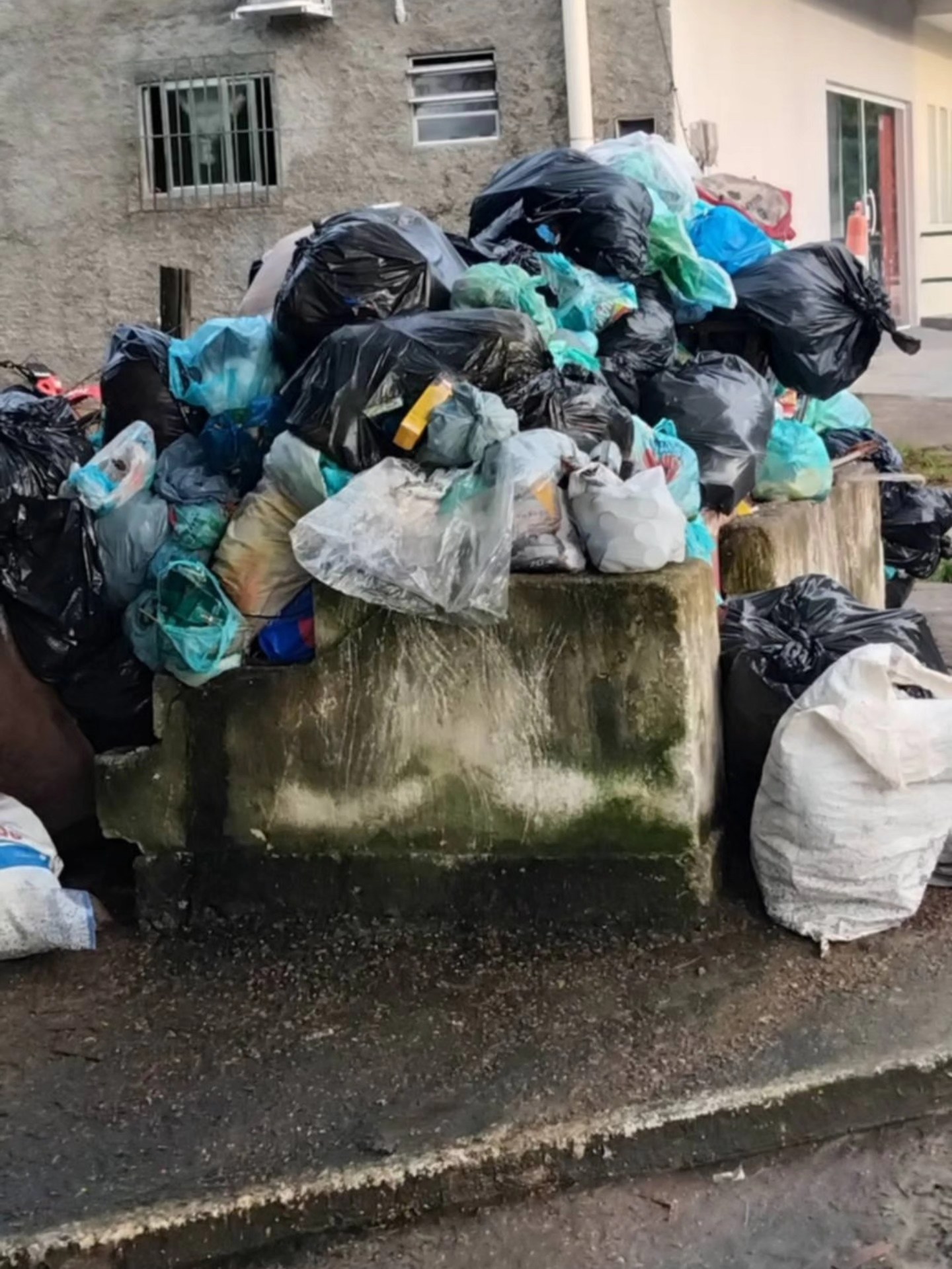 Greve de garis terceirizados agrava crise na limpeza urbana e lixo toma conta das ruas em Guapimirim