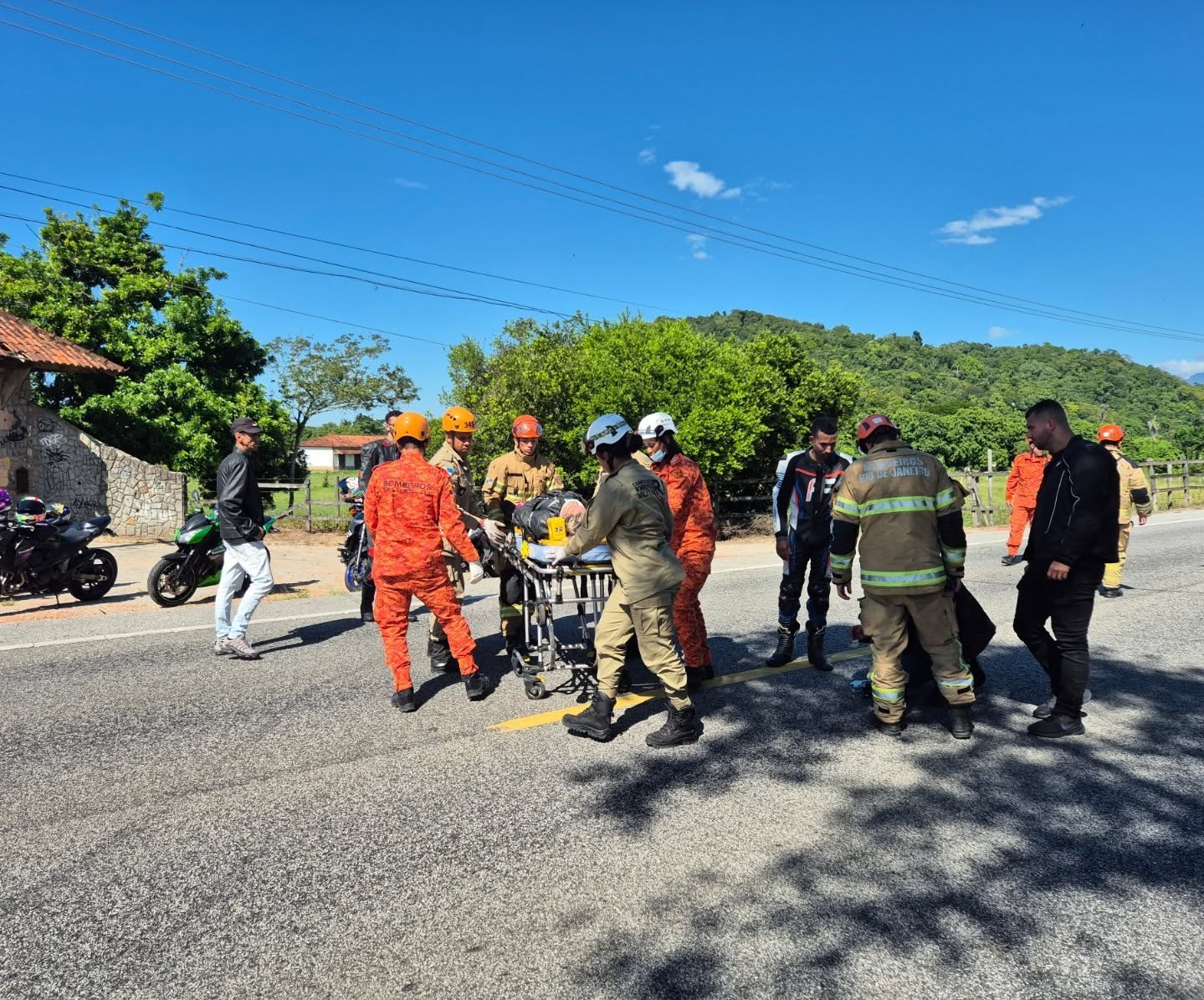 Vista geral da rodovia RJ-122 na altura do km 11 após o acidente